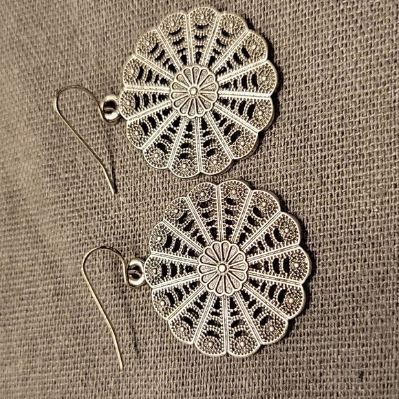 Premier Designs Flower Statement Necklace & Earrings - Picture 2 of 2